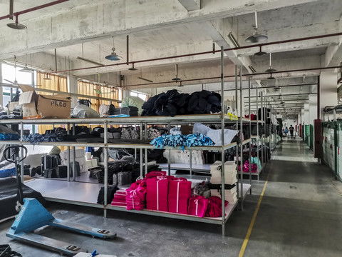 艾森絲服飾 匠心織就時(shí)尚，品質(zhì)鑄就品牌——探訪現(xiàn)代化服裝廠車間